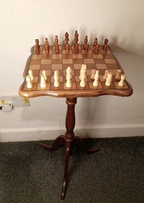 Schachtisch und Schachspiel mit Figuren Set Holz Konvolut Spieltisch Wohndeko