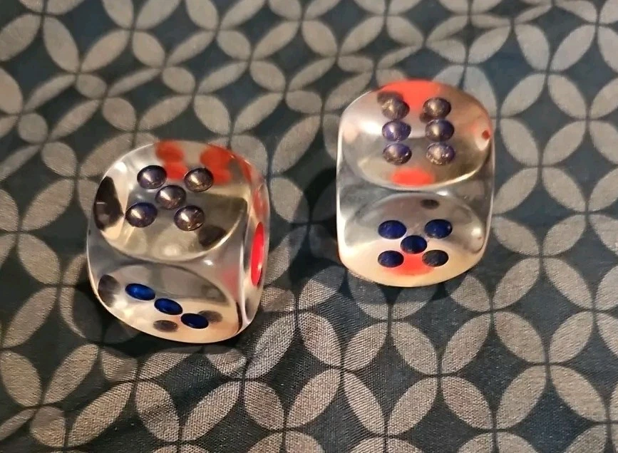 2 dados redondos vintage de acrílico transparente transparente de 3/4 pulgadas con pepitas rojas y azules usados en excelente estado Foto 3 de 3