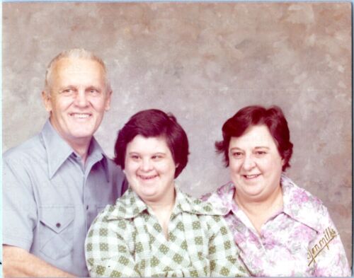VTG FOUND PHOTO - 1970S - DOWNS SYNDROME FAMILY STUIDO PORTRAIT SMILING POSING - Afbeelding 1 van 1