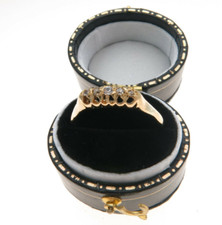 Viktorianischer antiker 18 Karat achtzehn Karat 5 Stein Diamantring im Periodenstil Box