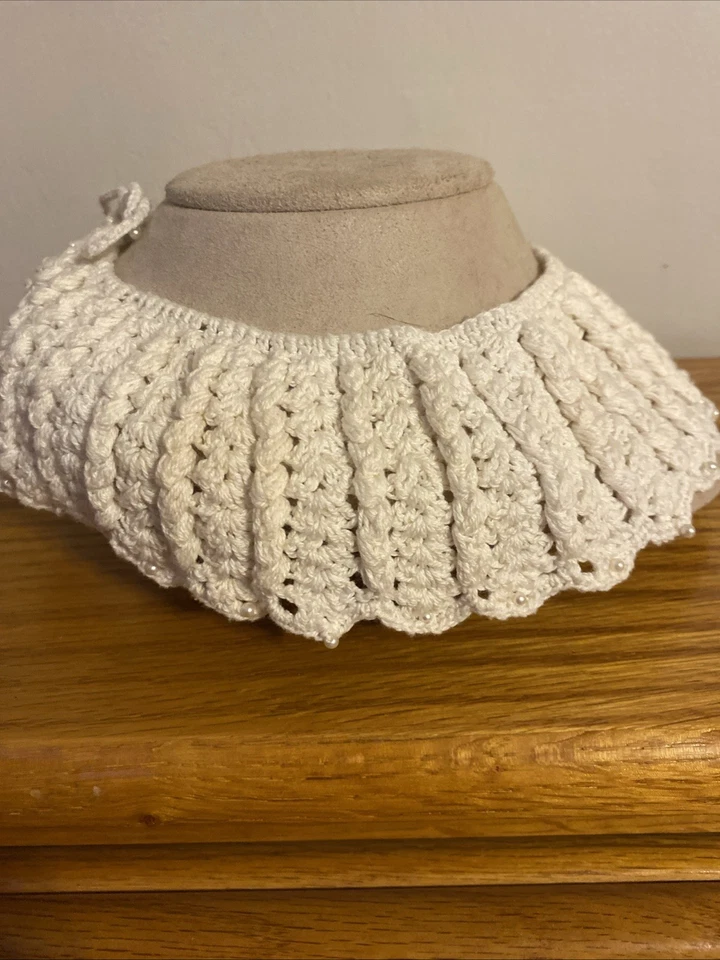 Cuello blanco vintage tejido a mano con perlas de imitación Foto 3 de 4