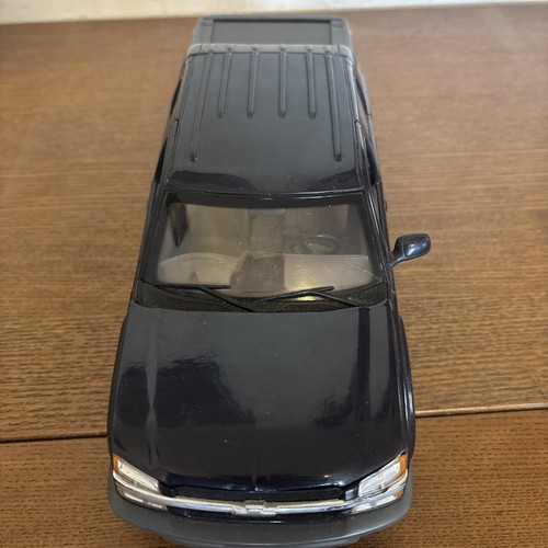 Welly 2001 Chevrolet Avalanche Pickup Truck 1:18 Diecast Scale Navy Blue - Picture 3 of 6