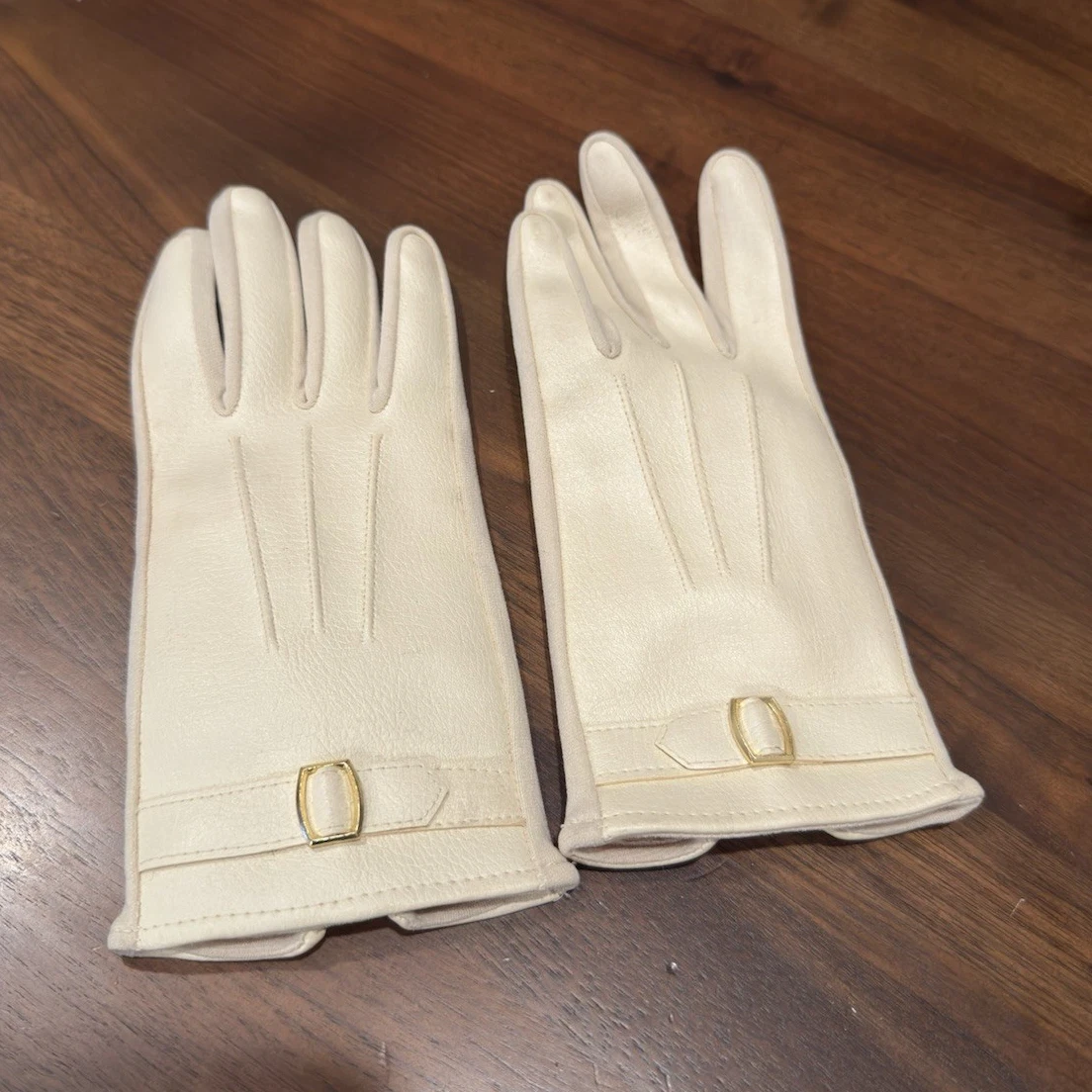 Vintage MPL Women’s Ivory Vinyl Lined Wrist Gloves w/ Buckle Accent MPN 9373
Opens in a new window o