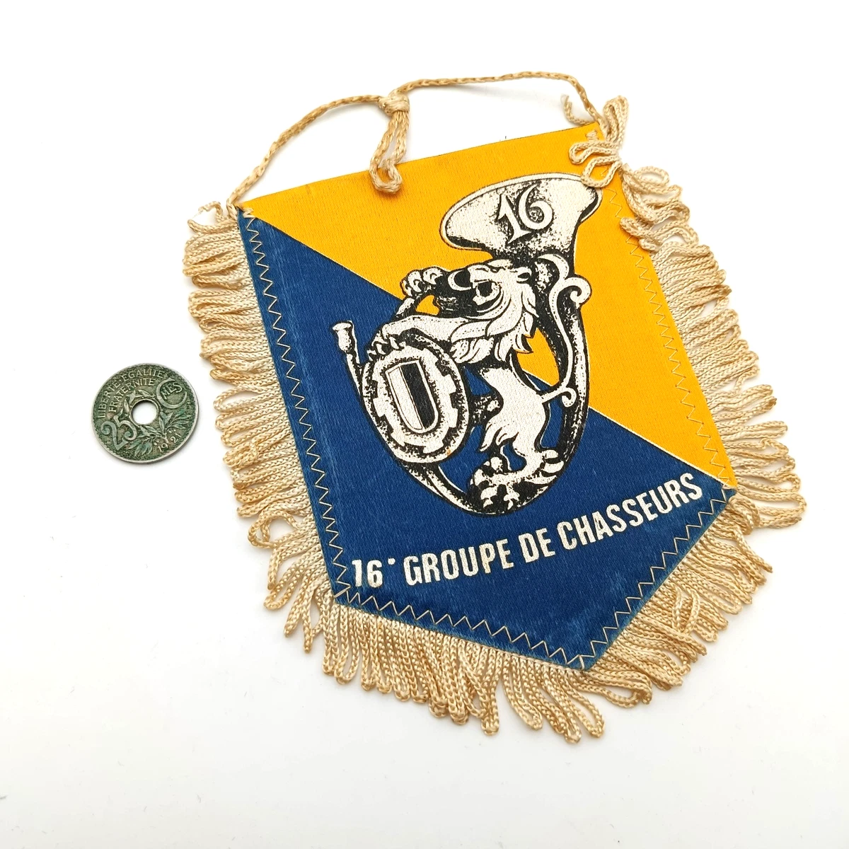 Insigne militaire brodé cannetille, fanion du 1er régiment de chasseurs, 4em escadron - Collection