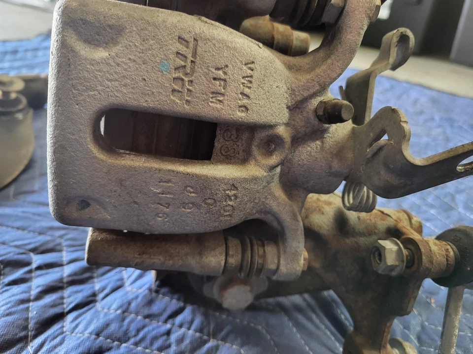 Suspensión trasera rodilla pasajero derecho Volkswagen 2015-2019 Passat 1,8 L usada OEM Foto 3 de 4