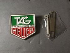 BADGE DE GRILLE DE CALANDRE PORSCHE TAG HEUER AVEC FIXATIONS . NEUF .