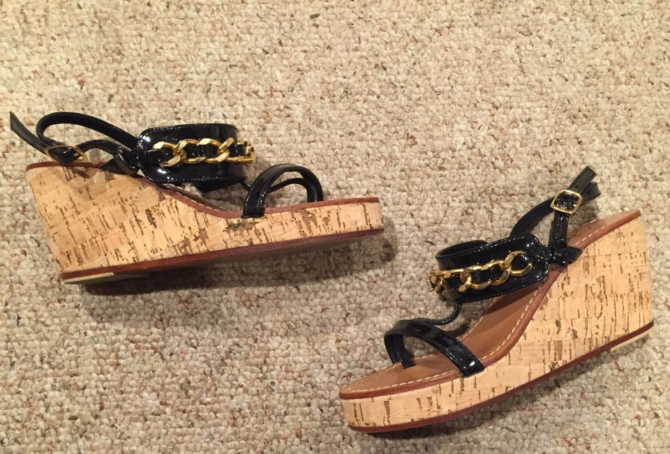 Sandalias Mystique con suela de cuña de corcho acentuado cadena dorada charol negro talla 6 Foto 4 de 4