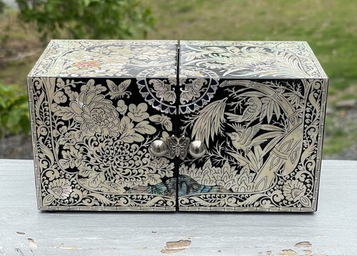 Vintage Chinese Mother of Pearl Abalone Inlaid Asian Jewelry Trinket Lacquer Box