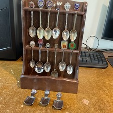 Vintage 12 Teelöffel Vitrinenständer mit Emaille Löffeln 