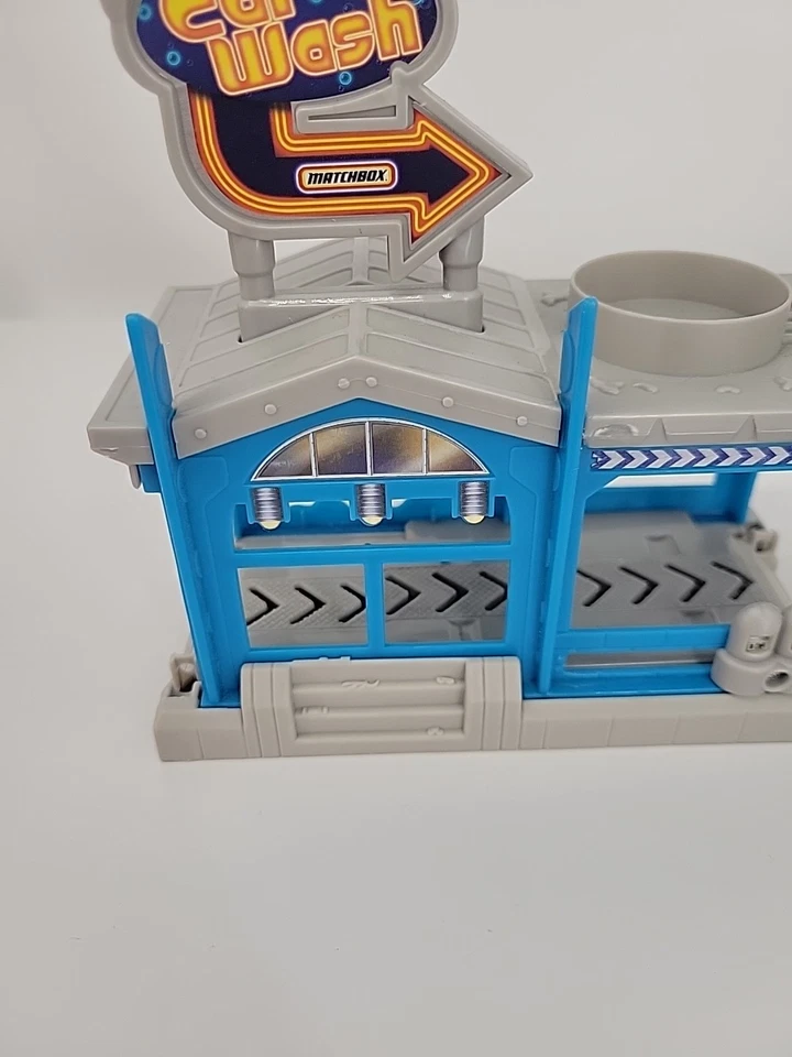 Matchbox Car Wash Playset 2012 With Figurines & Diecast Car New For Parts only - Image 4 of 4