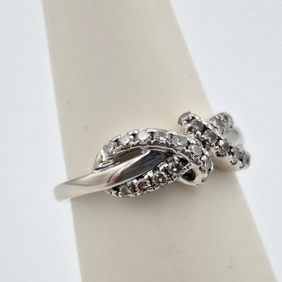 Anillo LeVian 14K Vainilla Oro Blanco Redondo Diamante Cinta Nudo Arco Tamaño (CP4008045) Foto 2 de 4