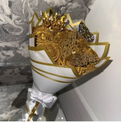 Goldstrauß 12 Rosen mit Kronenaufsatz und Schmetterlingen