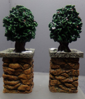 DEPT 56 CHRISTMAS SNOW VILLAGE ACCESSORY STONE CORNER POSTS W/ HOLLY TREES