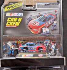 Tyco Mattel Hot Wheels Racing 33570 NASCAR 43 with Pit Crew Racing HO Slot Car