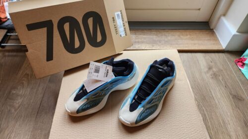 YEEZY 700 v3 ARZARETH 8.5UK - Picture 3 of 5