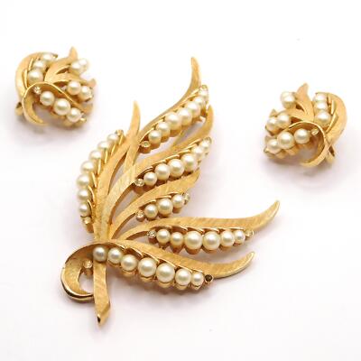 ELEGANT SIGNED TRIFARI CULTURED PEARL GOLD SPRAY BROOCH SET