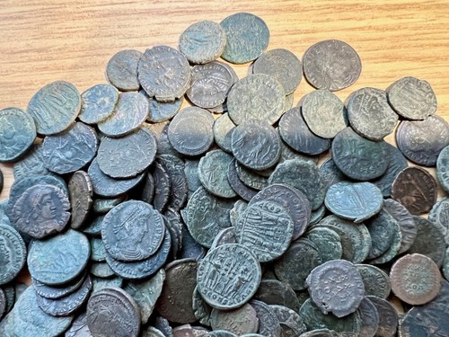 Lot of Roman bronze coins One bid one roman coin - Various Emperors- 4th century - Picture 4 of 4