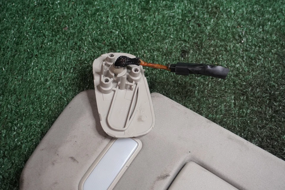 Viseira solar 2010 2011 2012 2013 GMC YUKON 1500 DRIVER SIDE LEFT FABRICANTE DE EQUIPAMENTO ORIGINAL 1 peça 35703 - Imagem 3 de 4