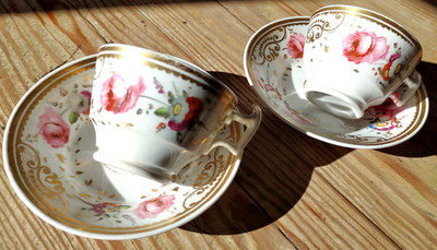 2 Spode Tassen 2 UT | Rosenmalerei Goldfond | England Regency um 1820 | 401
