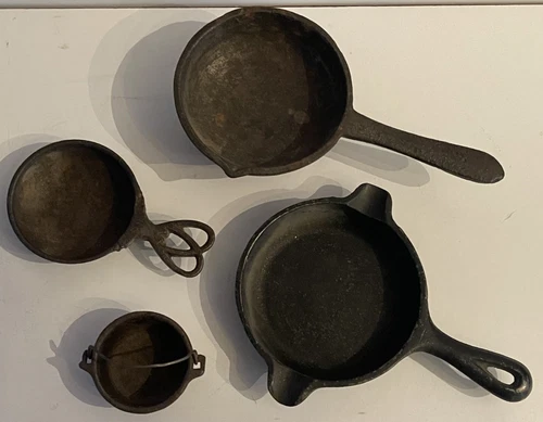 4PC Cast iron miniature Wagner No.1050 ashtray 3 leg pot heart shape porringer