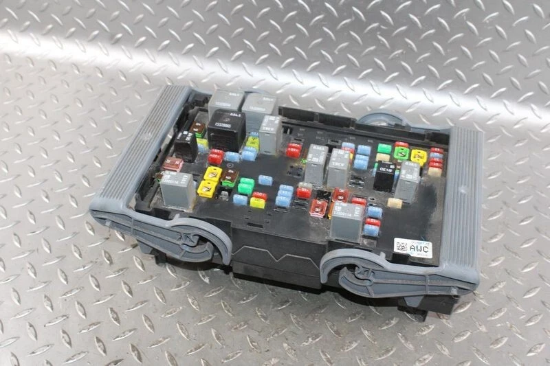 Caixa de fusíveis de motor Chevy Suburban 1500 2010-2014 fabricante de equipamento original - Imagem 3 de 4