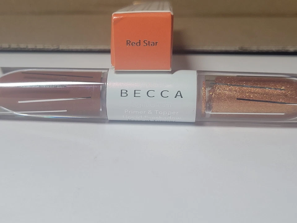 Sombra de ojos líquida Becca Light Gleam Primer & Topper RED STAR 0,12 fl oz. Foto 2 de 4