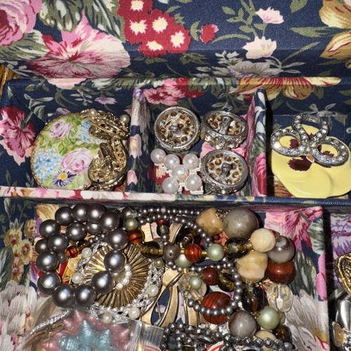 VTG FABRIC COVERED JEWELRY BOX w/Removable TRAY full Of Costume Jewelry - Picture 6 of 8
