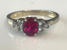 VINTAGE 9ct GOLD RING 375 CENTRE RUBY & CZ  TO EACH SIDE 2.52 G SIZE P 1/2