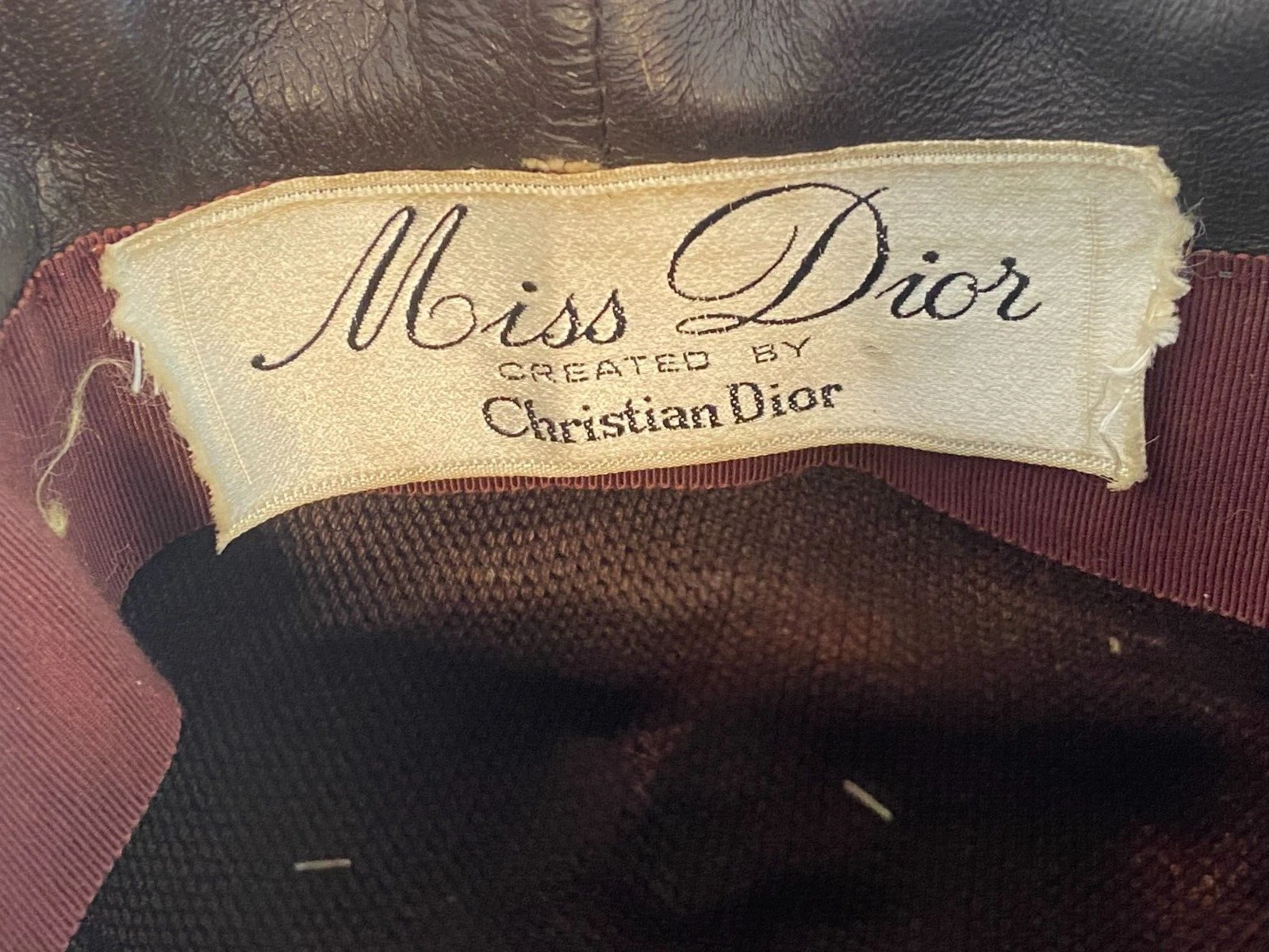 CHAPEAU CUIR À PLUMES MISS DIOR CRÉÉ PAR CHRISTIAN DIOR