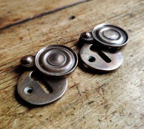 Due tagliane a cerniera decorative rotonde vittoriane di qualità identica bronzo fuso. - Foto 1 di 6