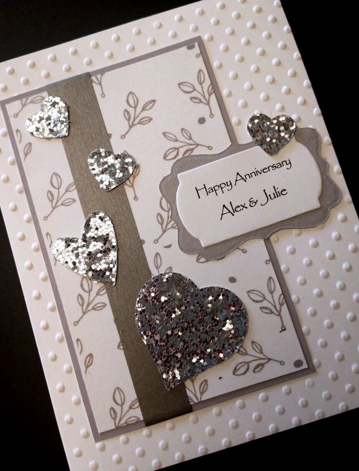 Tarjeta de aniversario de boda con corazones de plata nombres personalizados tiene verso dentro Foto 3 de 3