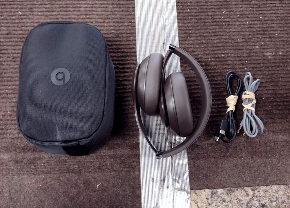Beats Studio Pro A2924 MQTT3LL/A Headphones w/ Cords & Case Deep Brown