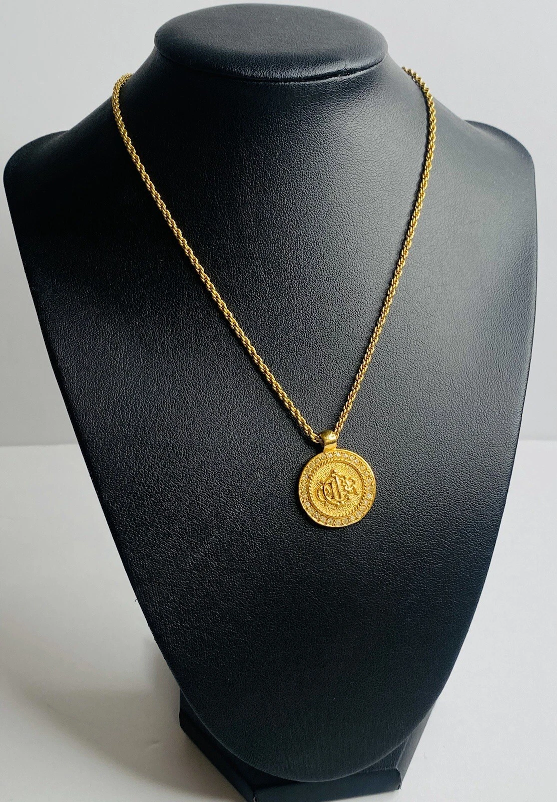 Collana Christian Dior tono strass e oro con moneta monogramma superiore