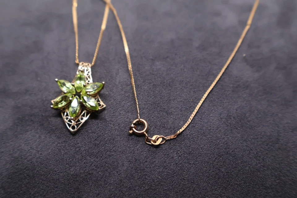 10ct Gold Peridot Necklace - Image 4 of 4