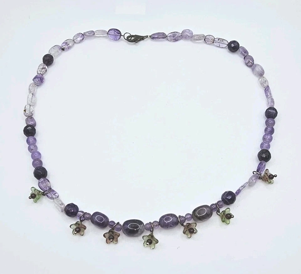 Collar de Cuentas de Amatista con Flores Moldeadas de Vidrio y Cierre de Plata 925 19"... Foto 2 de 4