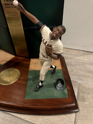 WILLIE MAYS THE CATCH DANBURY MINT LIMITED EDITION FIGURINE 9 IN