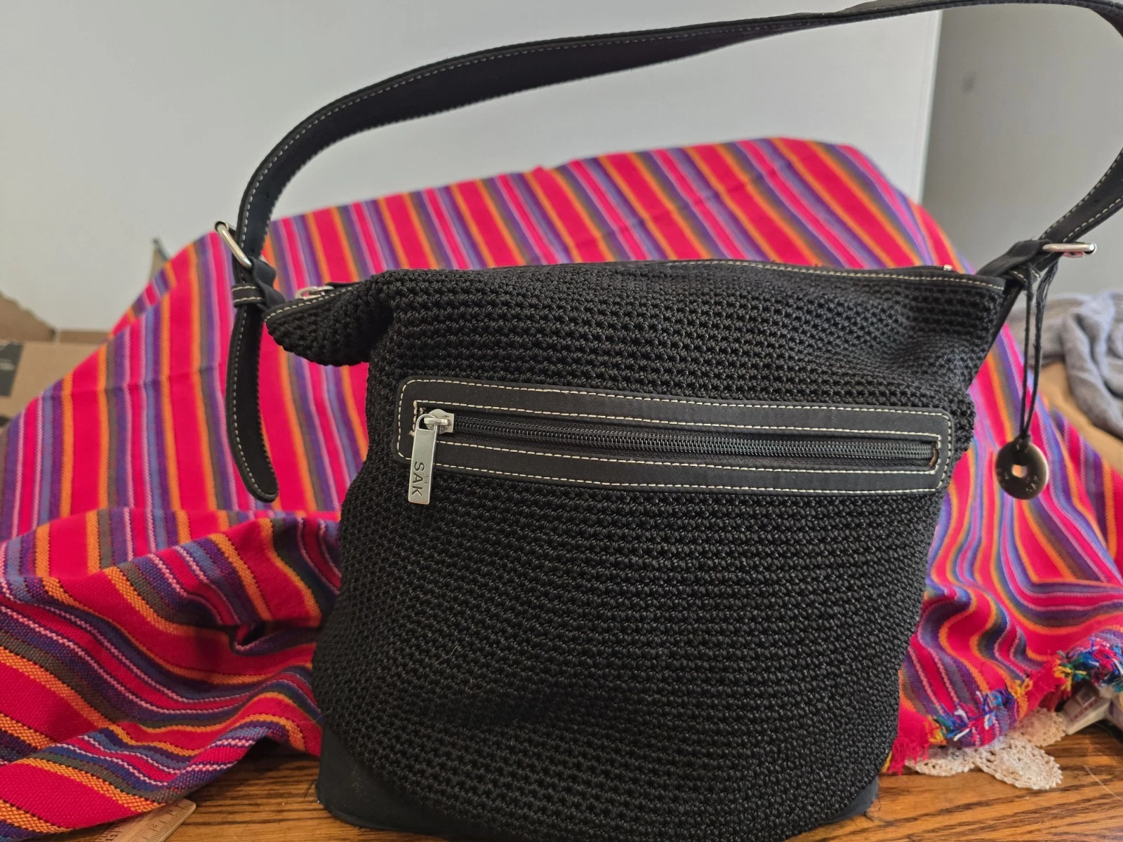 Borsa a tracolla The Sak in maglia nera secchiello borsa 13" x 12" boho