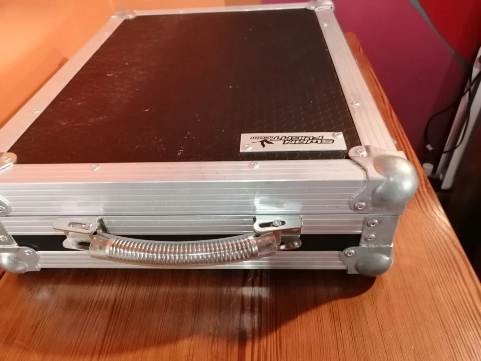 Swan Flight Case. - Image 2 of 4