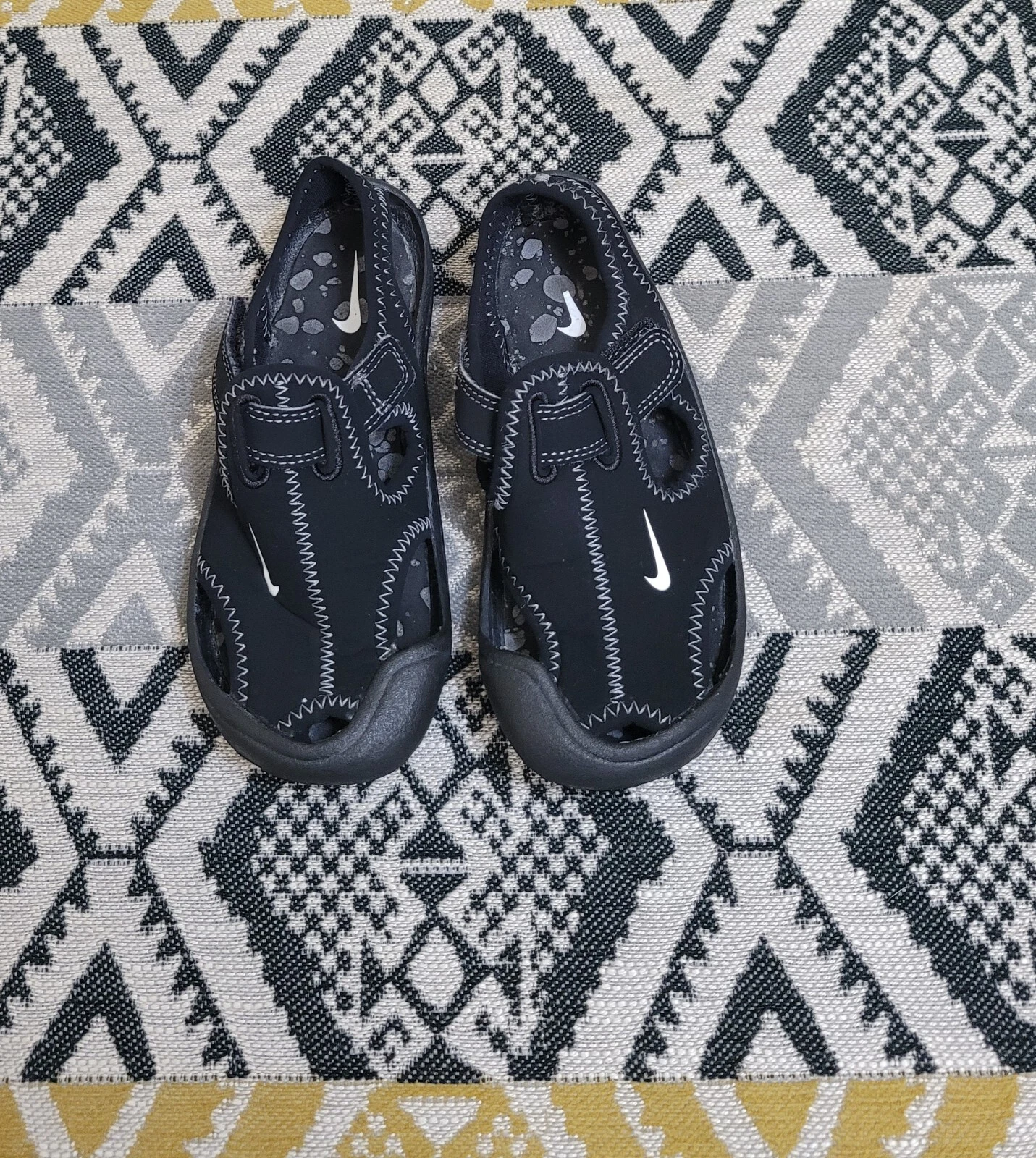 Sandali Nike Sunray protezione UV in ottime condizioni da ragazzo ragazza taglia 11 5 neonato bambini nero bianco