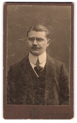 Fotografie Otto Hertel, Freiberg i. S., Erbischestr. 11, Portrait Edelmann mit  