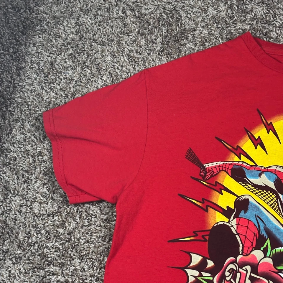 Camiseta Marvel Vermelha Inspirada em Ed Hardy Tattoo Spiderman Tamanho Grande 21x27 - Imagem 2 de 4