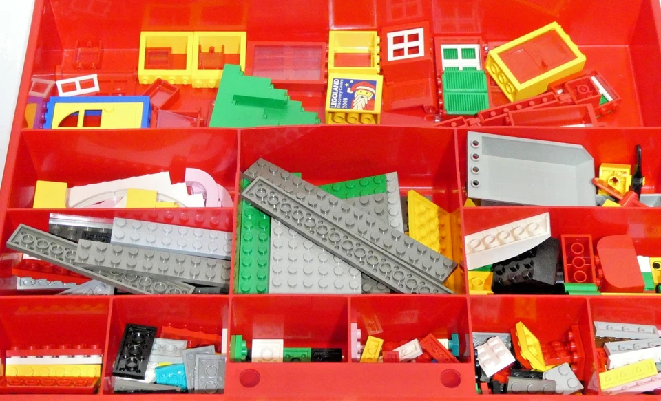 Konvolut Lego Platten, Türen, Fenster und Sonderbausteine in einer Sortierbox - Bild 2 von 3