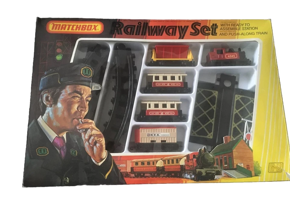 Matchbox G2 Eisenbahn Zug SET SCHIENEN & AUFBAU BAHNHOF IN OVP Railway  Train - Bild 2 von 4