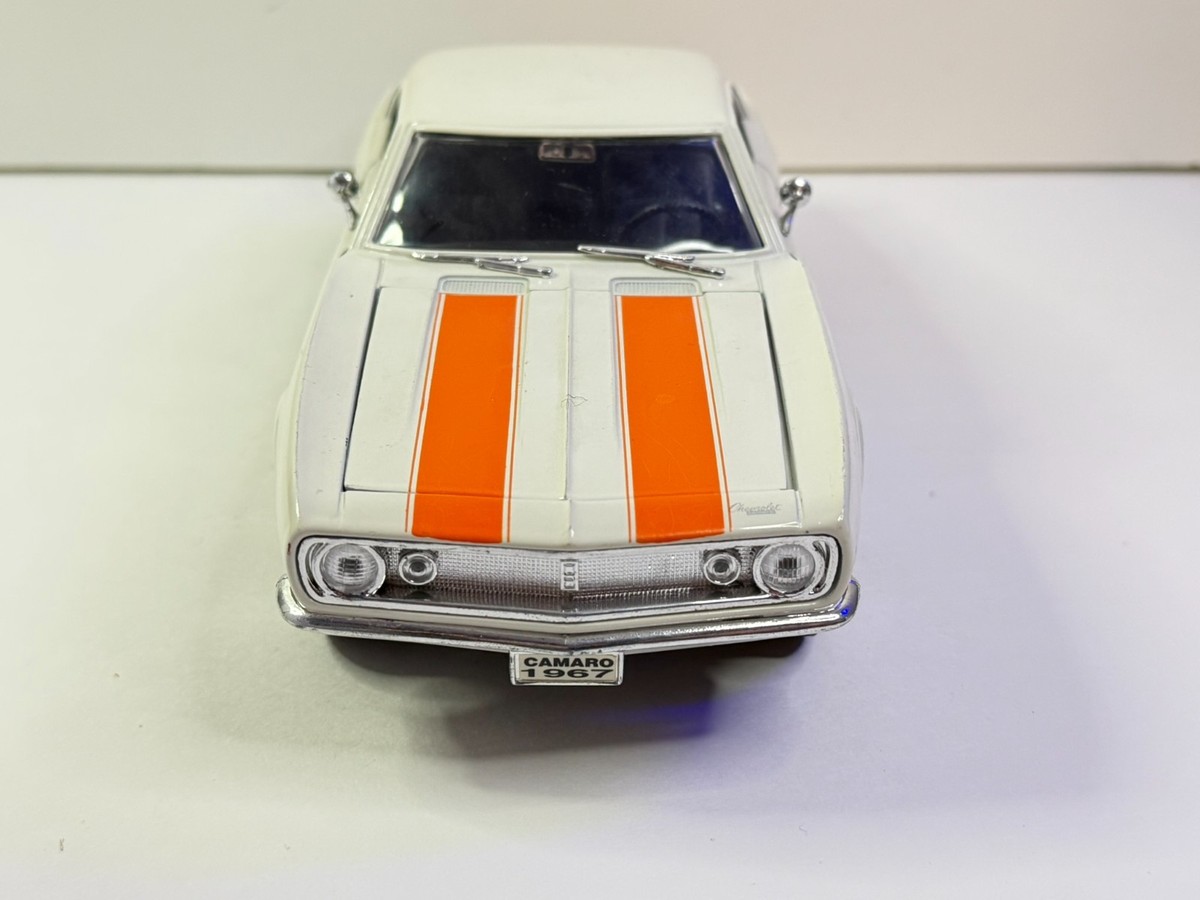 Road Legends 1967 White / Orange Chevrolet Camaro Z-28 1/18