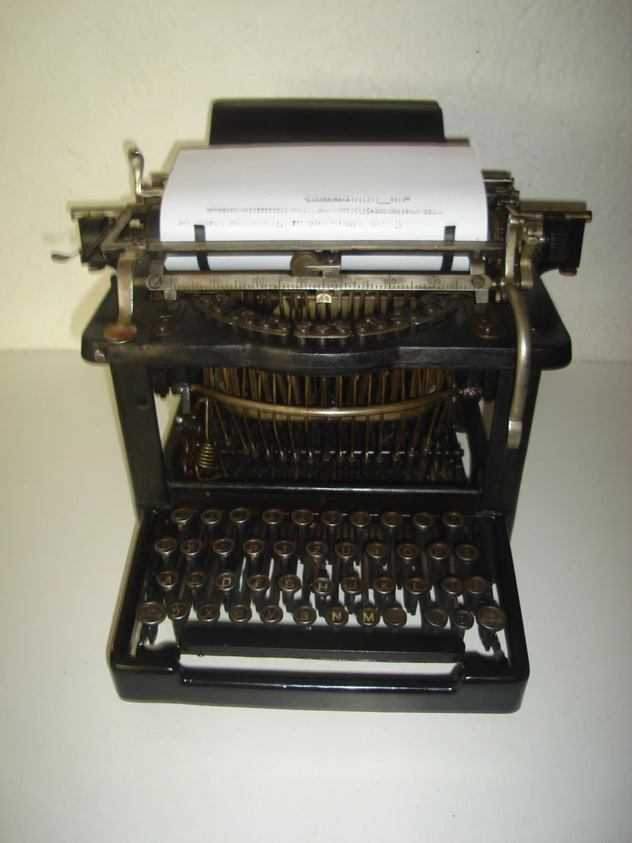 Museo macchine per scrivere - Collezioni Pedrali Museo macchine per scrivere - Collezioni Pedrali