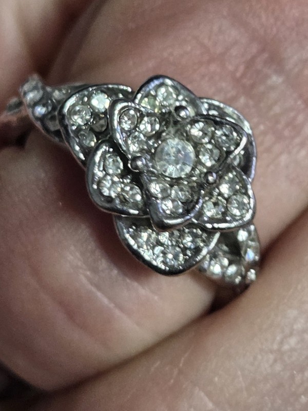 Costume Jewelry Ring 7 flower like pattern stones silver