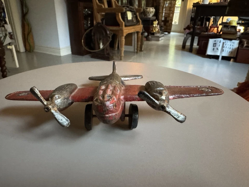 Juego de CINCO aviones hélice de juguete de hierro fundido vintage. Foto 4 de 4