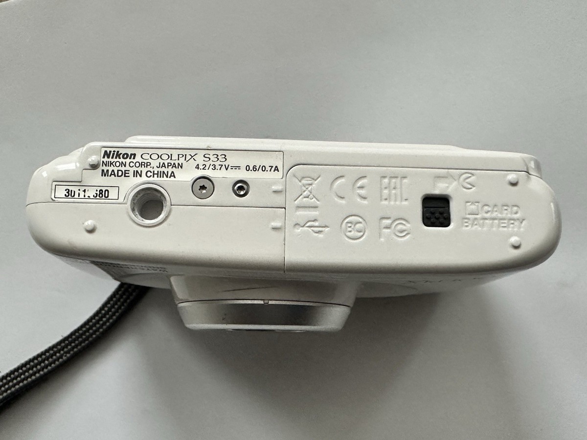 Nikon Coolpix S33 13.2MP Waterproof Camera WHITE Tested & Works
