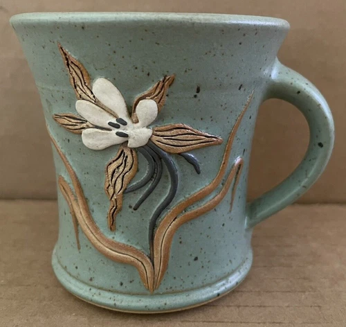 Vintage RAY & TAMI BIER Pottery Charlevoix MI Folk Art Coffee Mug Flowers IRIS