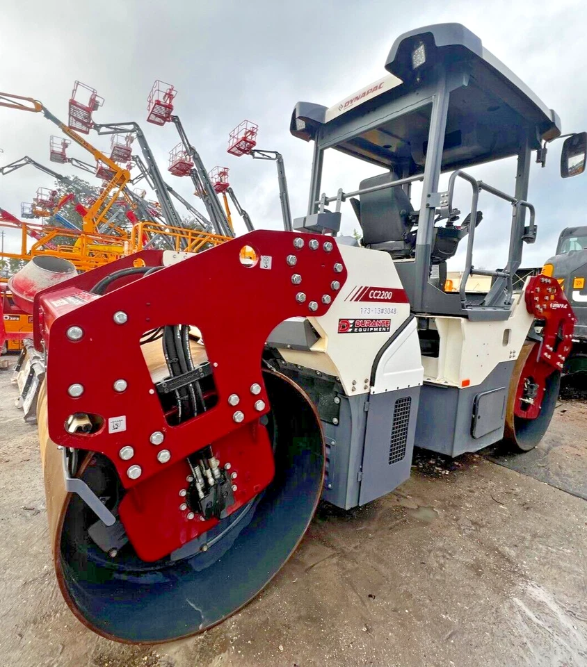Rodillo de asfalto vibratorio DYNAPAC CC2200 2022 de doble tambor - 59" de ancho - 153 horas Foto 4 de 4